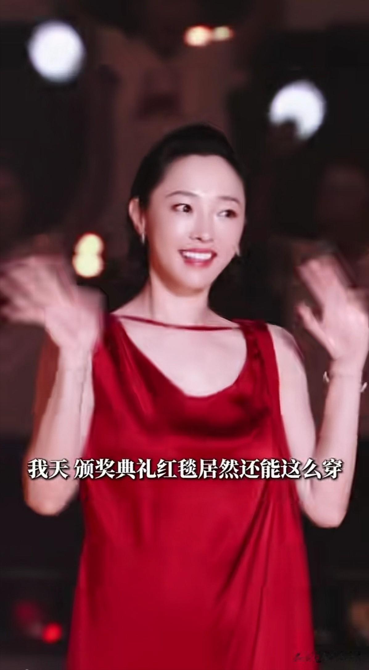 白百何颜值不算顶级，但是女人味十足。她的衣品一直在线，有一种说不出来的自然