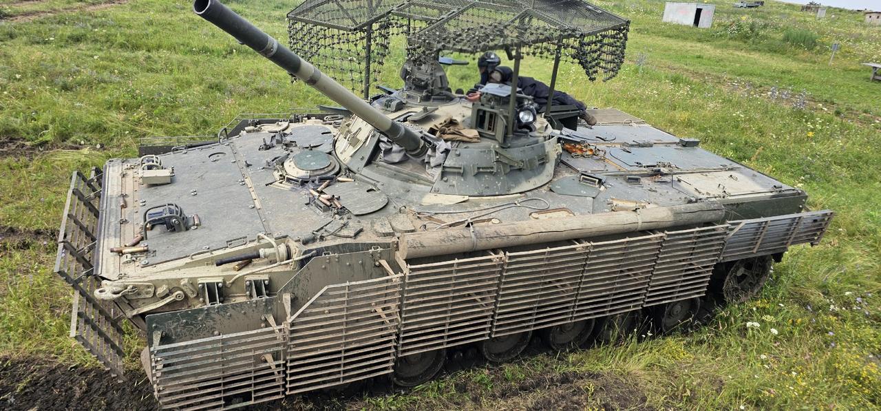2026年升级版BMP-3步兵战车在车体前部和载员舱舱门上安装了防护屏（缓冲屏
