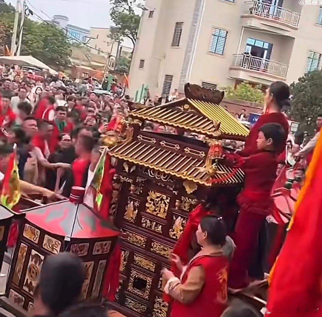 妈祖巡游反转妈祖巡游的事情又出现了反转，湛江经开区通报澄清说最开始登上巡游轿的