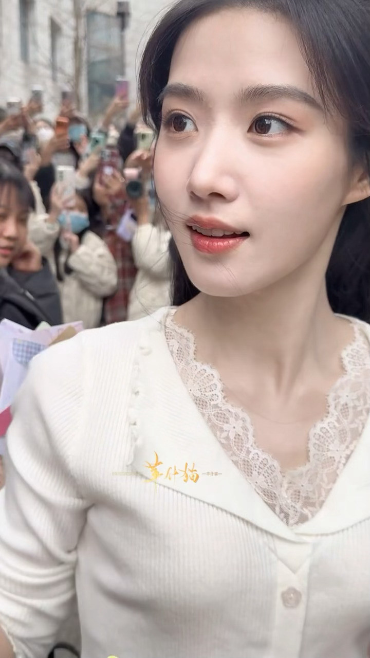 卢昱晓今日出妆女孩你好香啊～🥰