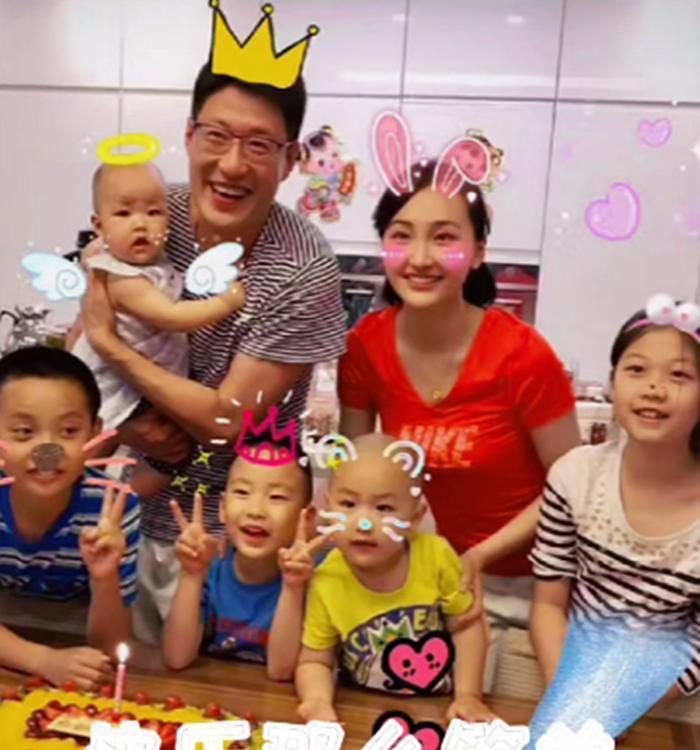 他居然生了6个孩子吗？和小13去的现任娇妻就有3个孩子，儿女双全。全家福里居然还