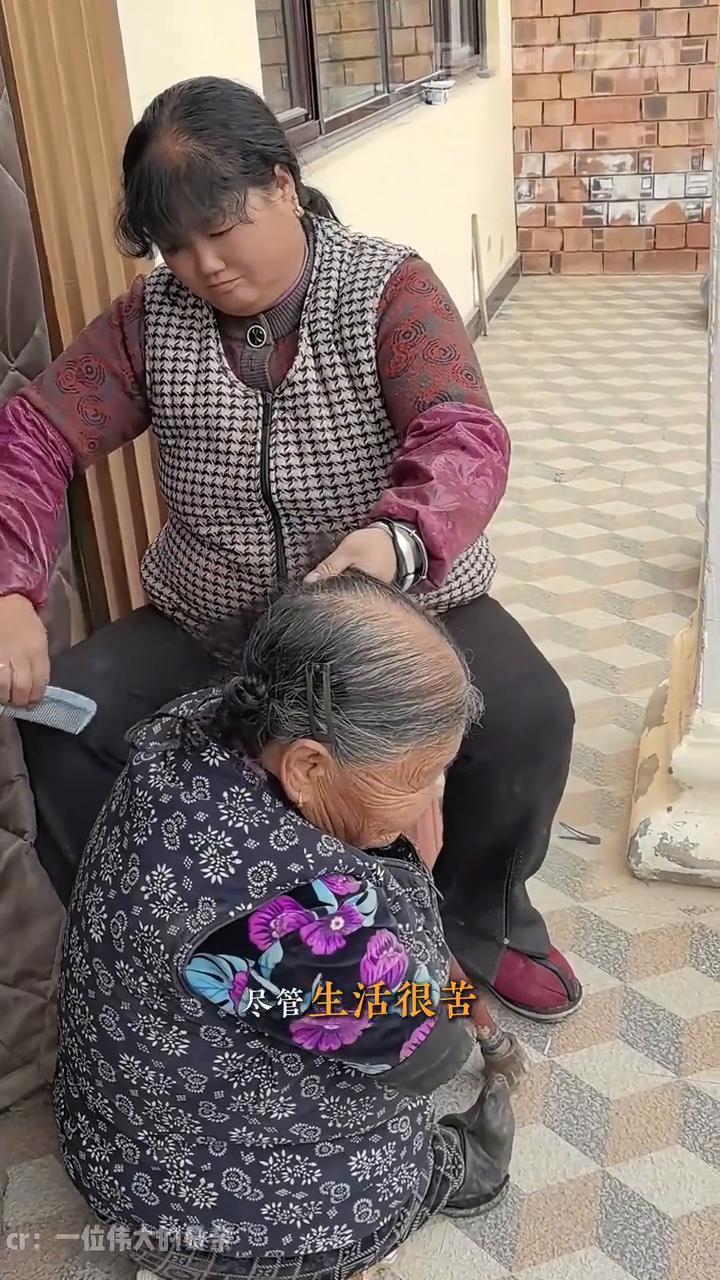 她用没有四肢的身体养大了三个孩子。一位天生没有手脚的女性，出生后父母甚至没有给她