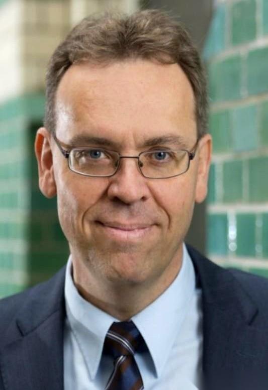 美国现在看咱们的眼神，特别复杂。有点像啥呢？像一个老地主，本来想招个长工，指望