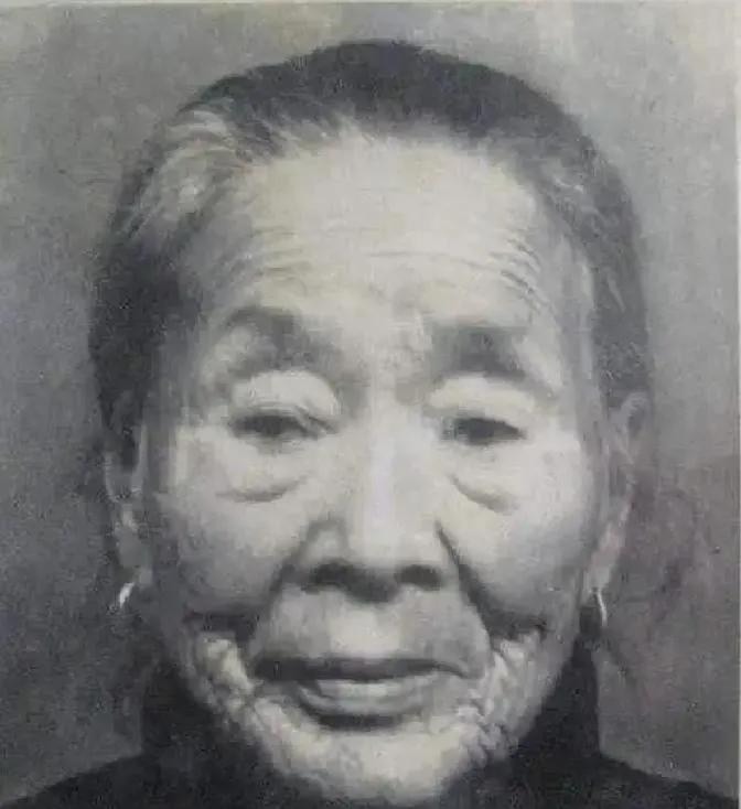 她为躲避追查隐姓埋名，扎根农村嫁给普通农民。她整整30年，生养8个孩子，彻底活成
