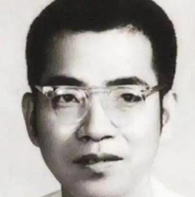 1953年，陈景润毕业后分到北京四中教书，学校却因口齿不清辞退他，之后他摆摊租书