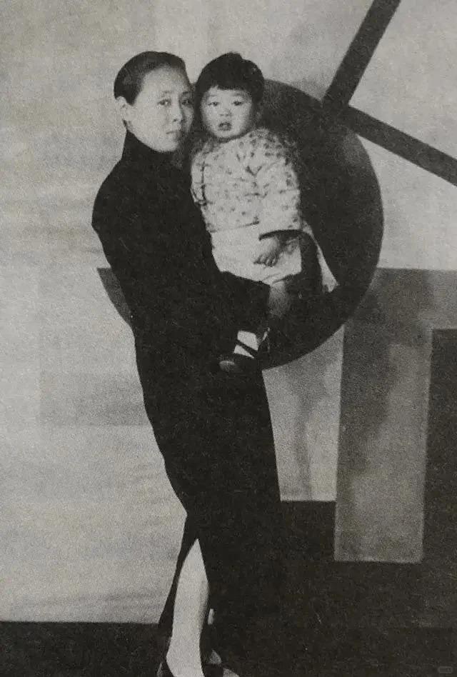 1922年，张幼仪为徐志摩生下了第二个儿子。但是徐志摩迷恋林徽因，执意要和她离婚