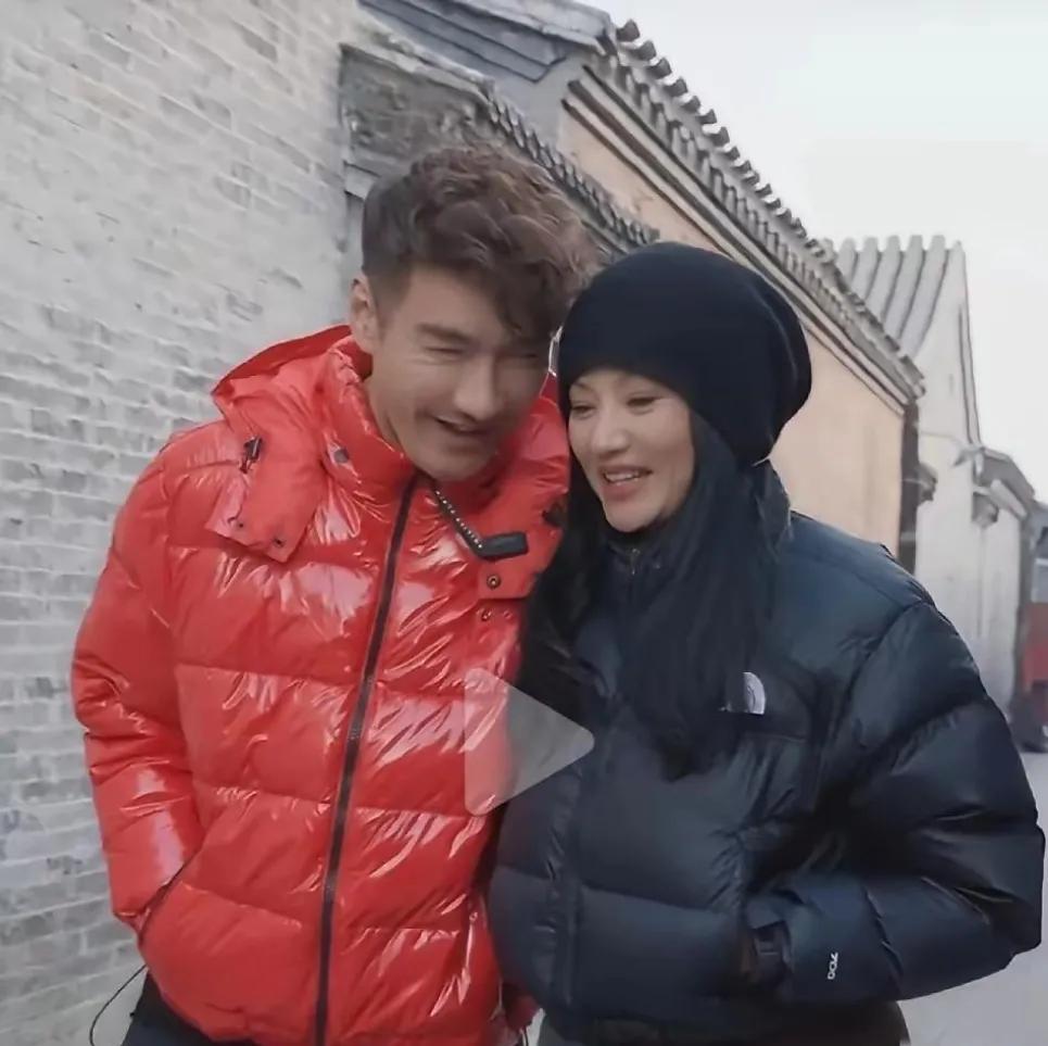 2月3日，胡兵瞿颖因一段北京胡同街拍视频冲上热搜。视频中，两人推着复古自行车漫步