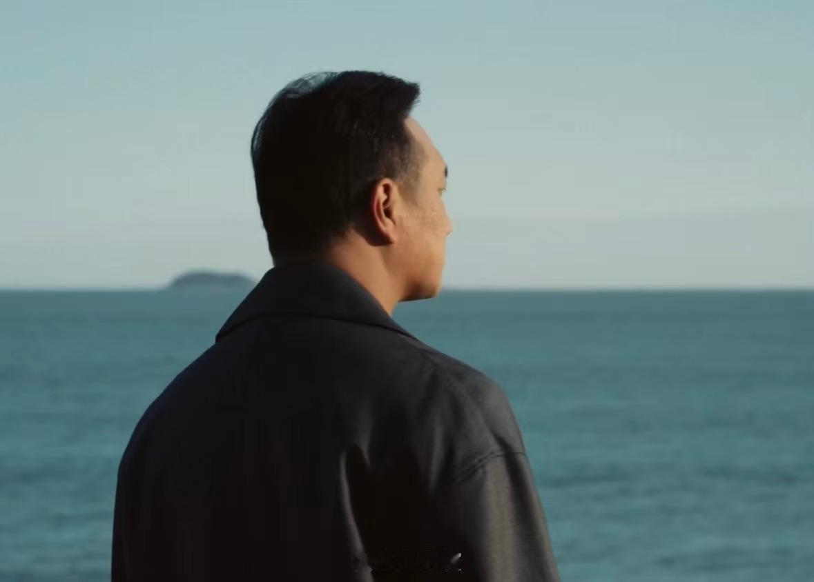 看到黄觉以导演身份带着作品《横·竖》站上领奖台，感觉特别励志。这部短片用横屏呈现