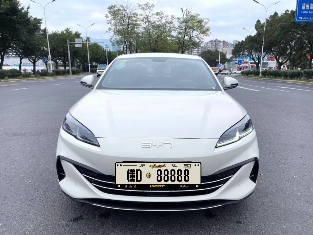 要说10万级家用插混轿车，比亚迪海豹06DM绝对是热门款。省油，配置全，新车本来