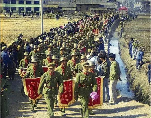 新兵扛着新枪进越南，部队整齐得像阅兵，可一开打就乱了套。这事儿不是谁胆小，也不