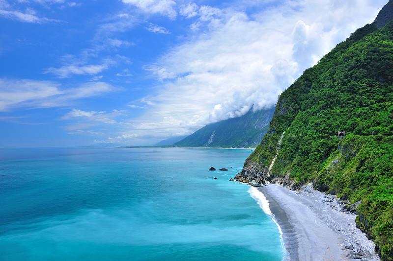 没想到，一位台湾博主的观点，竟戳破了很多人不愿面对的真相。近来有台湾博主谈