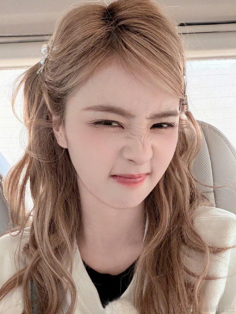 白鹿最新自拍怼脸图，这个小乖白梦妍又开始调皮了，美女无所畏惧哈哈哈