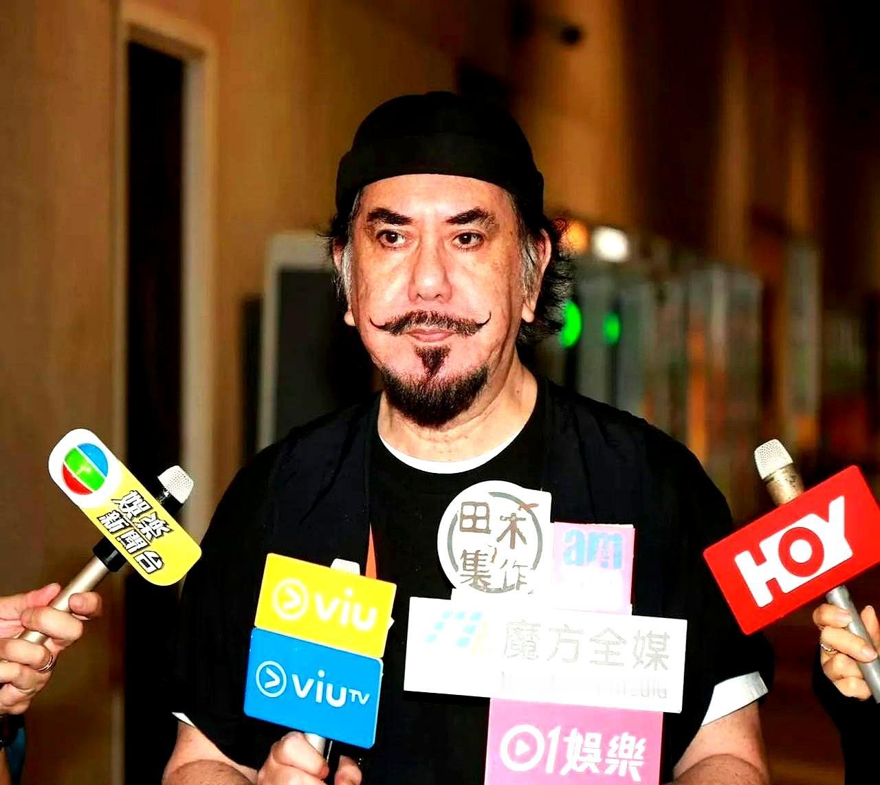 在钟景辉的追思会里擦肩而过时，真没认出他来，整个人圆了一圈，胡子留得突兀，笑意挂