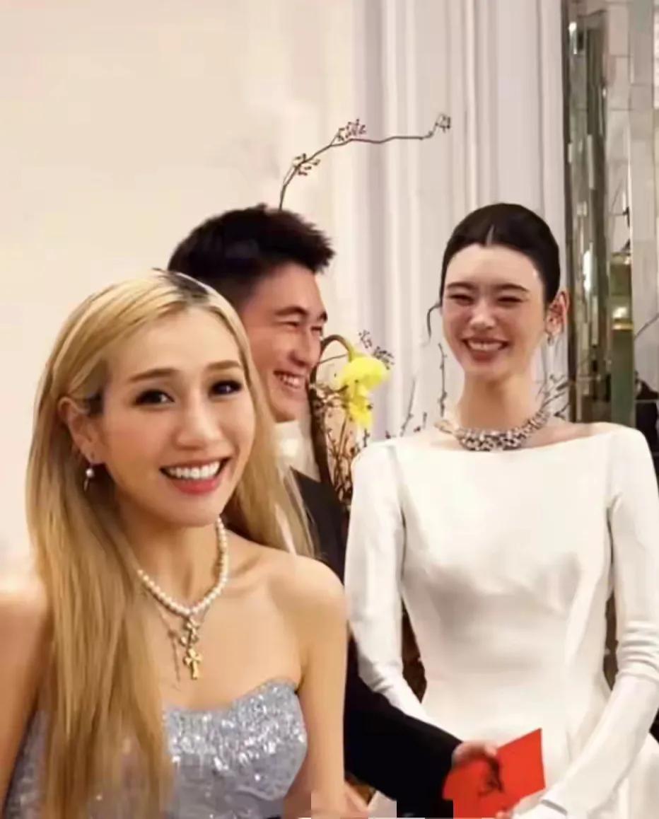 何猷君在姐姐何超盈的面前，是很乖巧的，姐姐当场开玩笑扇巴掌弟弟，何猷君也只是微笑