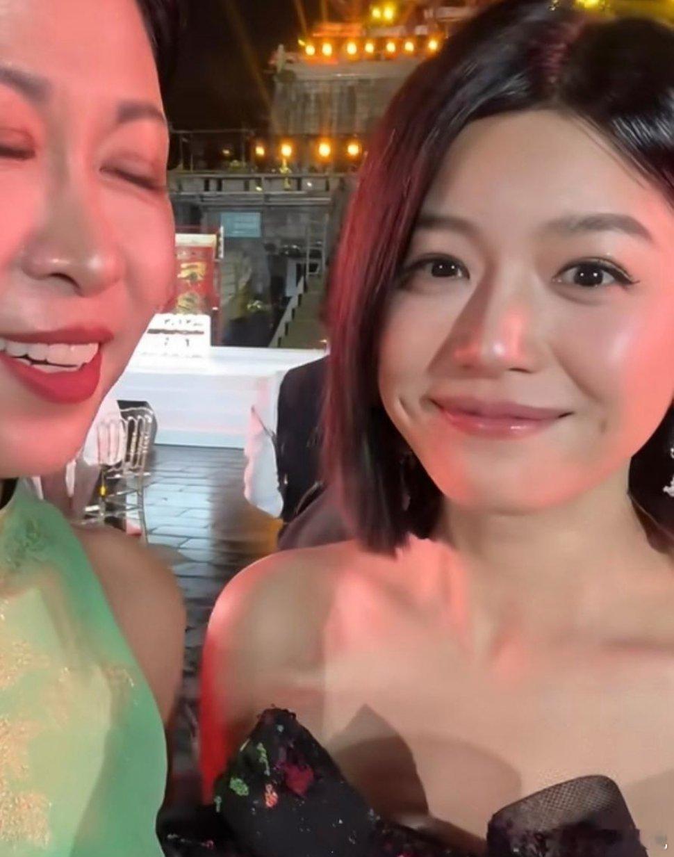 陈妍希参加活动被粉丝怼脸拍，她本人比电视里好看多了，脸一点都不胖，短发俏皮又利落