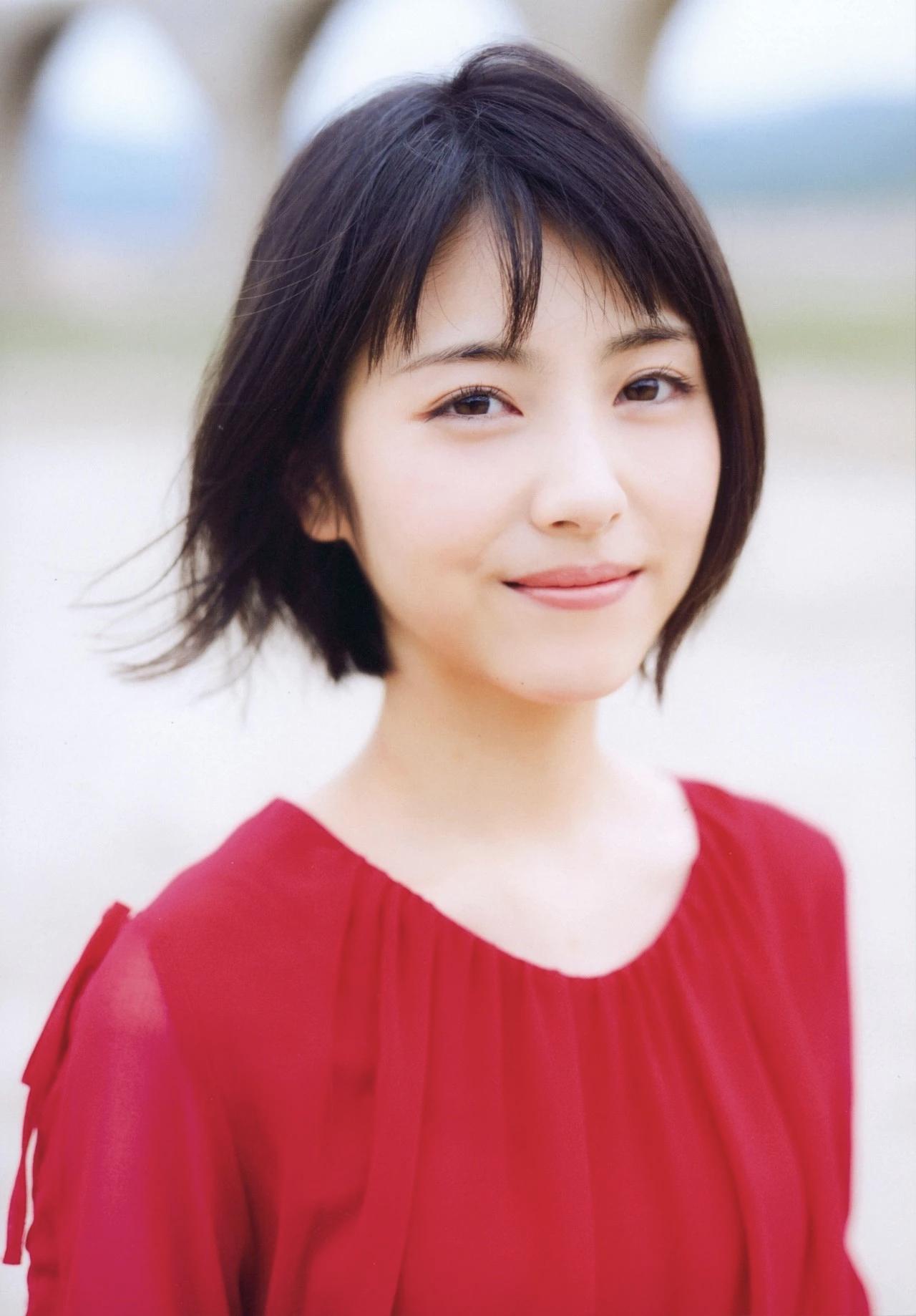 一袭红衣的滨边美波，美不胜收，令人心动心旷神怡魅力型女人越活越好的女人精致女