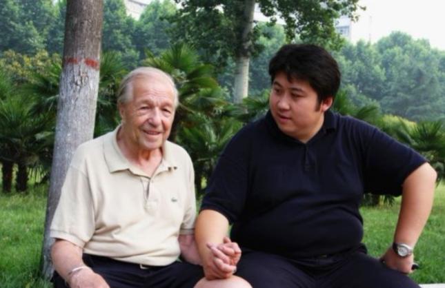 1999年，19岁郑州小伙到伦敦求学，英国房东给他免租8年，二人同吃同住。房东晚