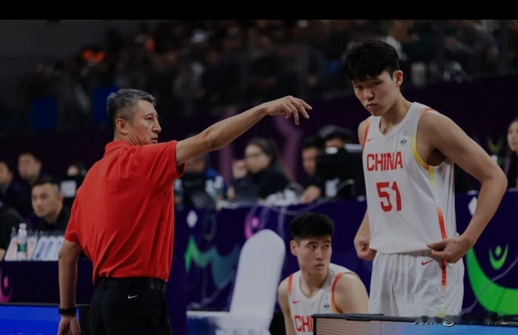 杨瀚森国家队最佳搭档，健康的胡明轩是国家队唯一能跟得上杨瀚森节奏的球员！打国际