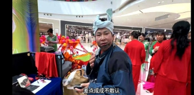 老胡也算是为艺术牺牲了，去商场表演节目，女扮男装就算了，老胡爱漂亮，这个角色不帅