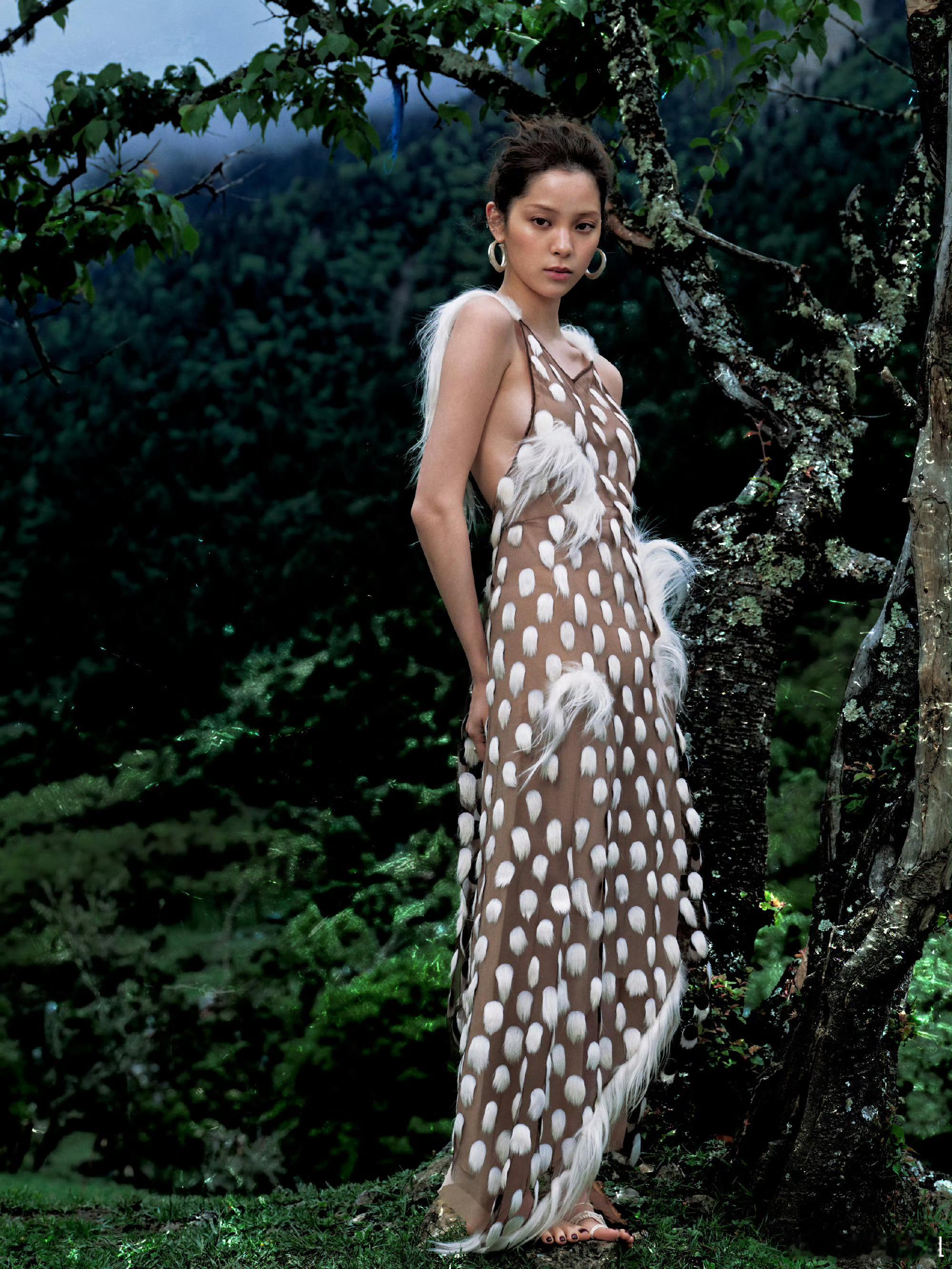 欧阳娜娜林间小鹿造型VOGUE出发图救命！娜比这组图真的美到我心巴上了！💖