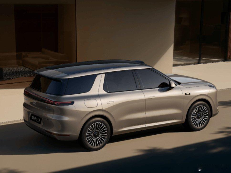 这ls8的设计要比ls9更加协调啊！！！我喜欢这个外观！这个尾部造型也更加有动感