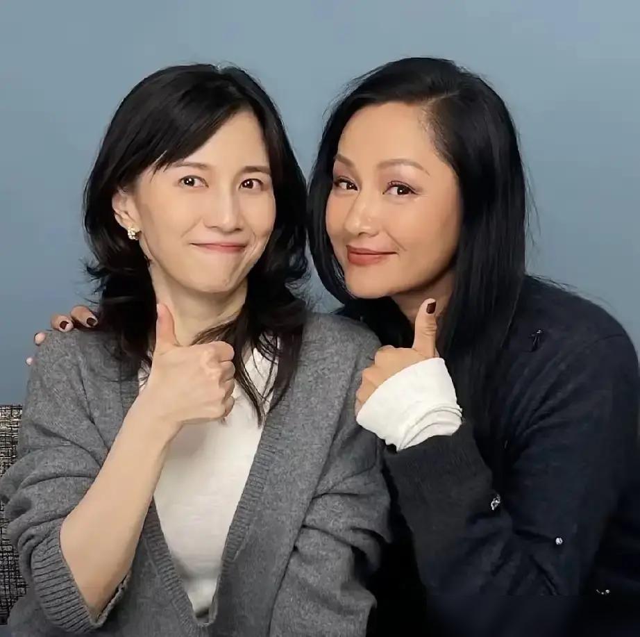 你敢信？刚站完时装周C位的54岁瞿颖，经纪人直接怼投资方：别再给她介绍工作！