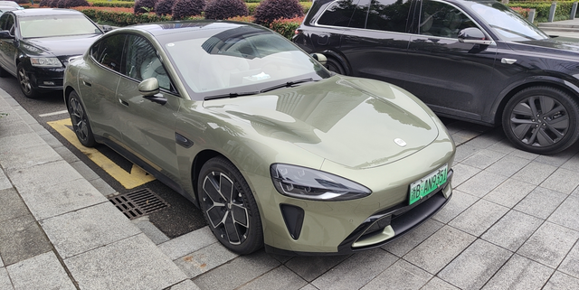 米车逐渐多了起来走路看到一辆标准版su7激动拍照然后发现一辆海湾蓝路过