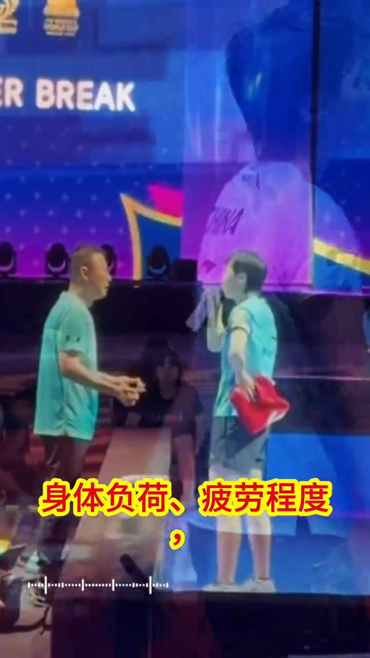 竟然出现这样的一幕。比赛暂停期间，王曼昱摘掉了胳膊上一直戴得心率带(专业臂式心率