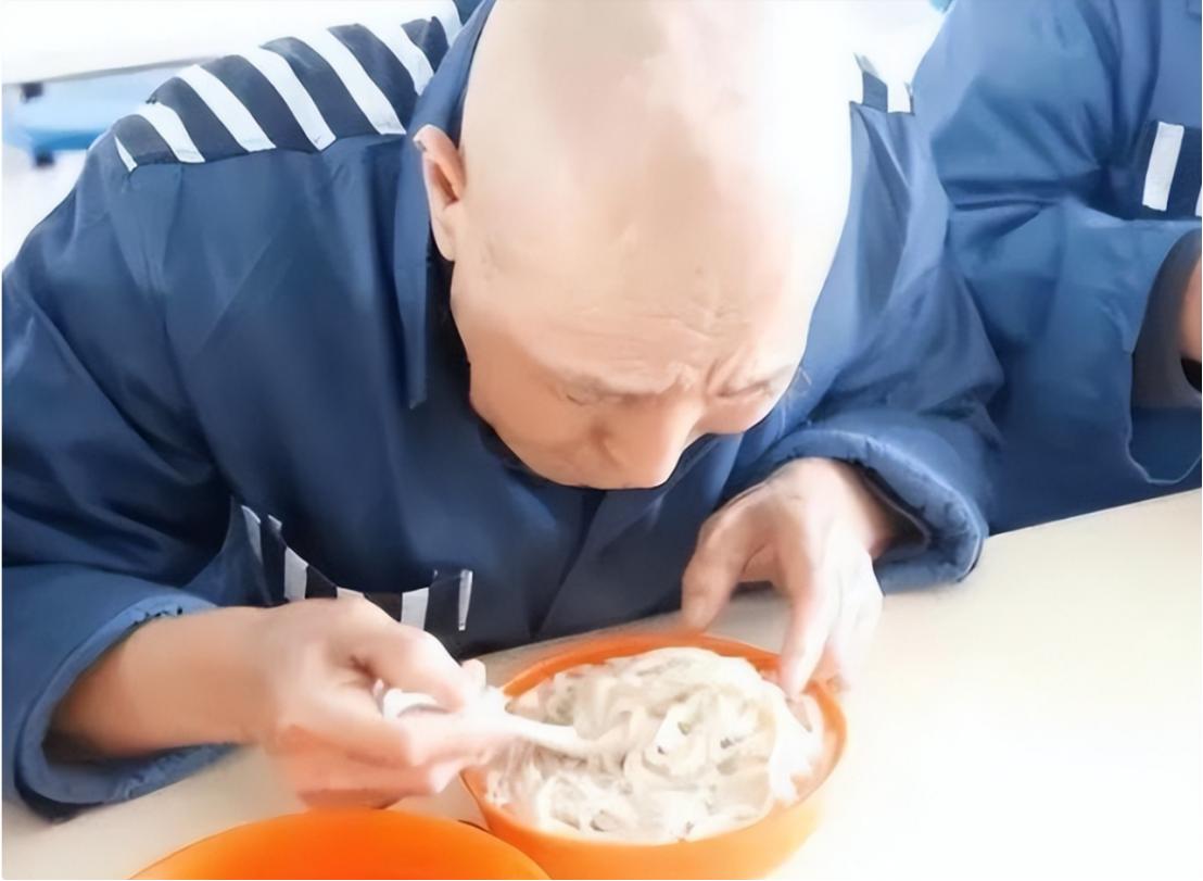 “无期徒刑”的人老了怎么办？如果无法自理，监狱会给养老吗？ 很多人因此好奇，