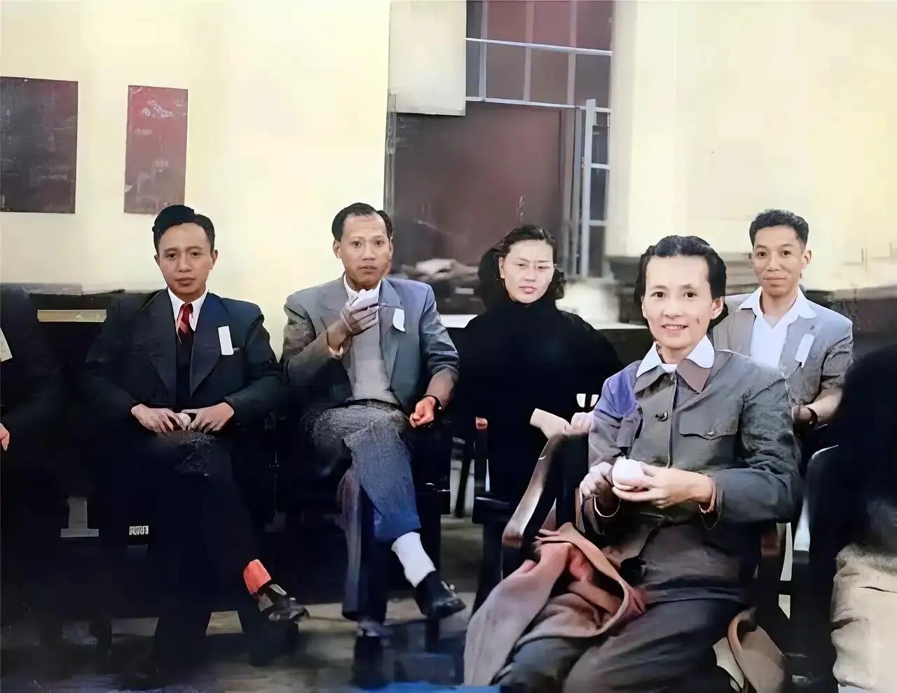 这是1950年的一张老照片，46岁的林徽因与清华大学建筑系部分师生的同框照，小仙