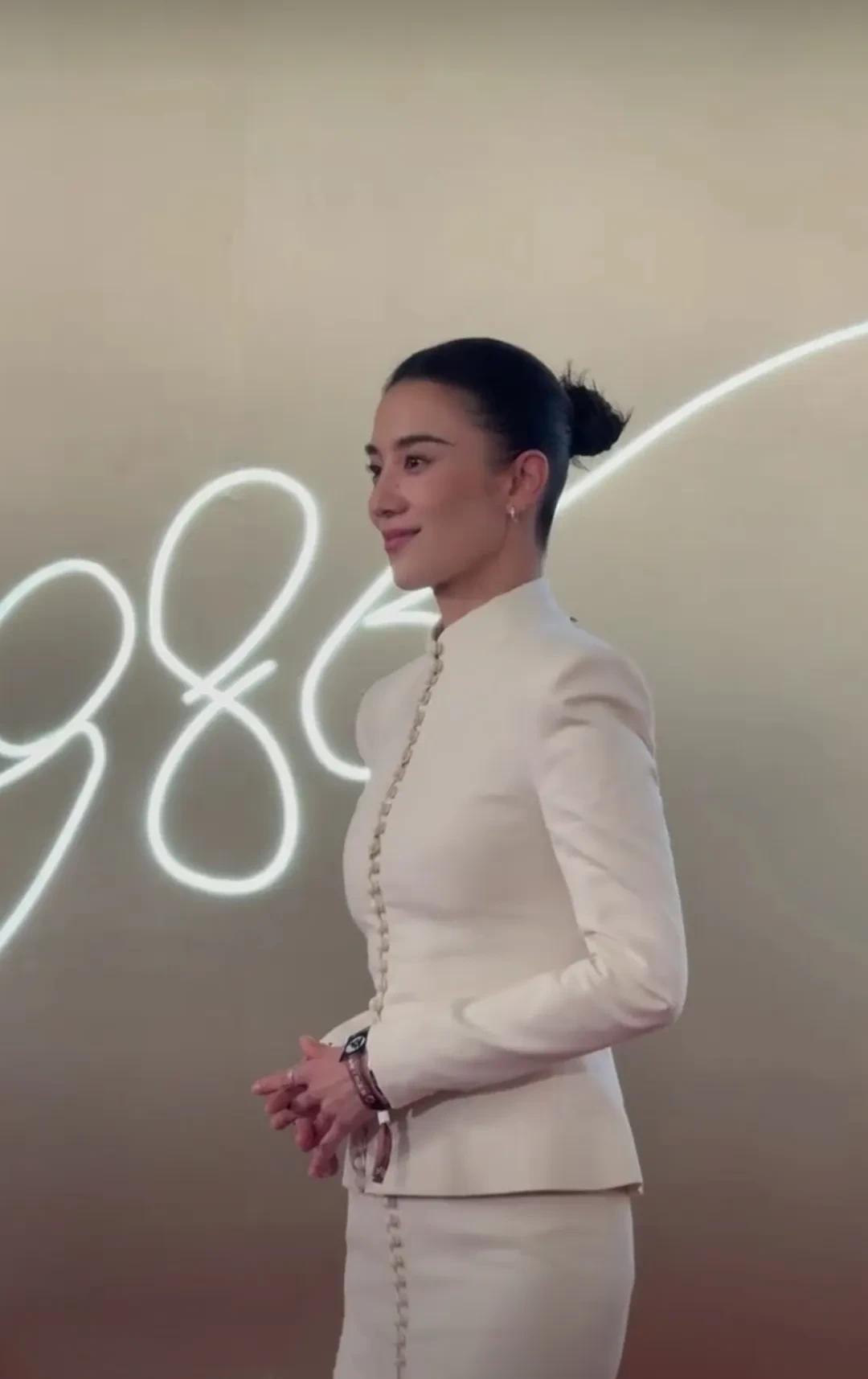 宋佳现身上海电视节，一身纯白色正装套裙显出曼妙身材，脑后梳着丸子头，五官立体秀美