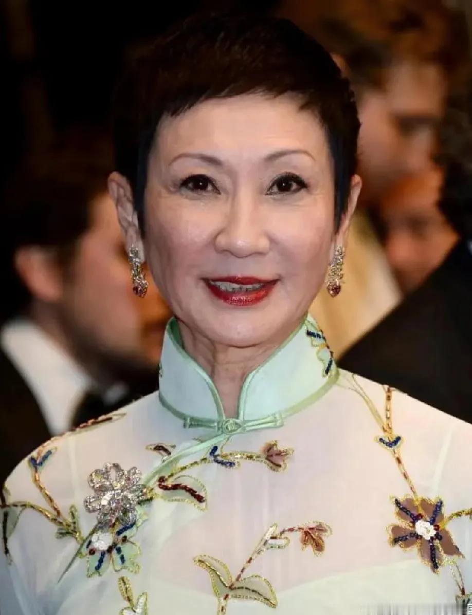 难怪徐克主动跟施南生约定不要孩子，原来他出生在有16个兄弟姐妹的大家庭。那时年