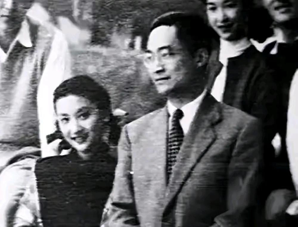 金庸身旁的女子是夏梦吗？这女子好美好灵动哦。