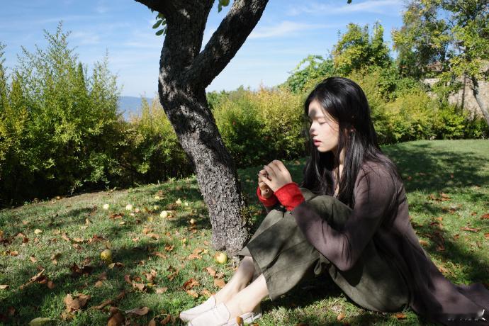 托斯卡纳艳阳下的张婧仪，漂亮的景色漂亮的人，旅行小张又寄明信片给大家啦🤩​