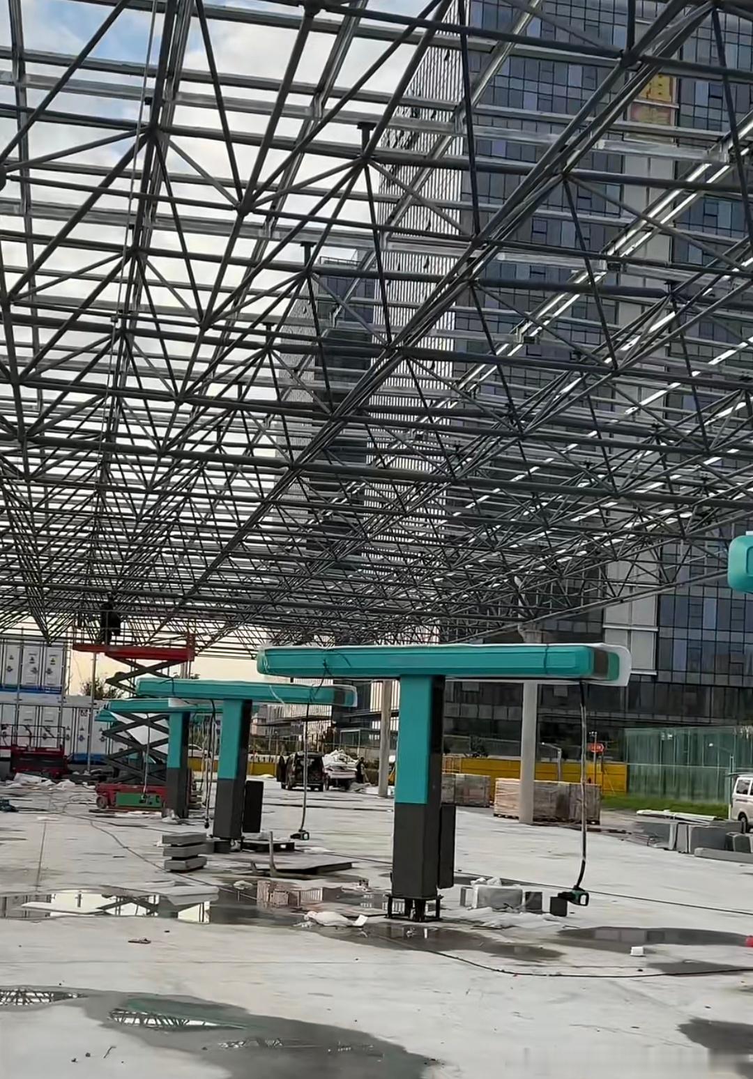 比亚迪闪充旗舰店，目前已经投运至少10座了， 南京首座，主城绕城旗舰闪充站即将投