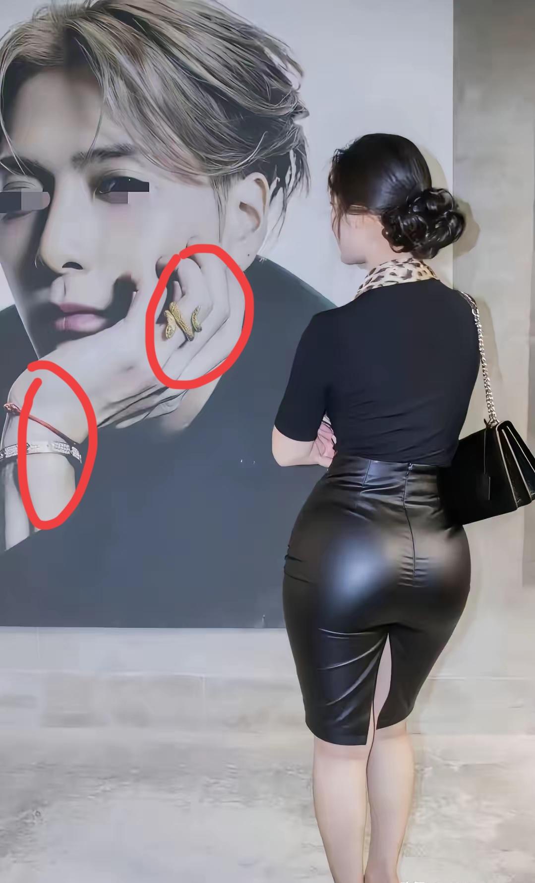 这幅作品充满了铜臭味，男子以阳刚和血气方刚为美，但是这幅作品的男子满身的金子，精