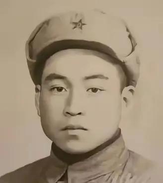 1951年，美军俘虏了一个17岁的志愿军战士，美军用电话线把他捆住，连夜拉去领赏