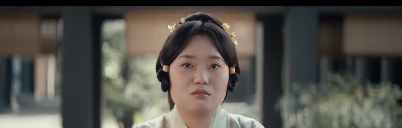 李雪琴，这丫鬟演的也太突兀了吧。一般古装电视剧中的丫鬟，如果胖胖嘟嘟，基本就
