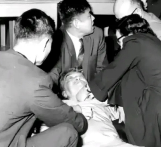 1962年，一代文豪胡适竟被人用一句话给“活活气死”！当时胡适正在一场酒会中致辞