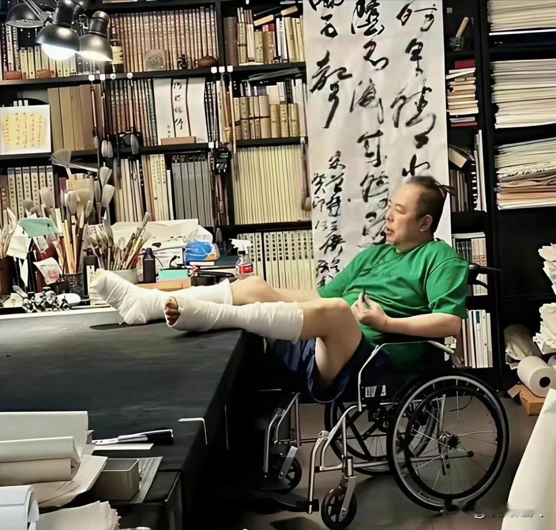 张铁林老师是真的拼！身为国际书法家协会副主席，就算腿受了伤，也没停下练书法的脚步