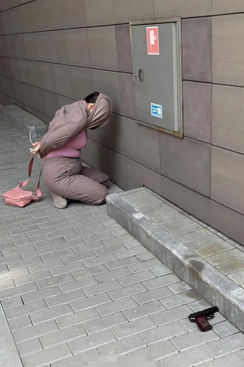 乌克兰新纳粹组织领导人遭乌克兰妇女暗杀，据说暗杀原因是该妇女全家四口都死在战场。