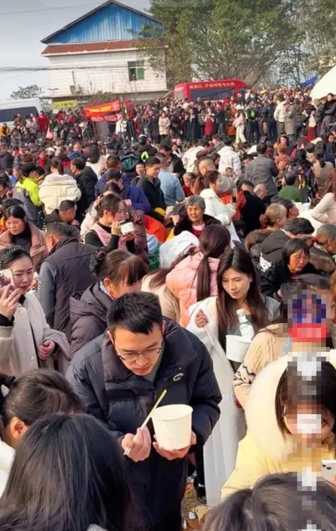 妈呀！重庆合川呆呆都招架不住了，呆呆都没时间睡觉了，一天睡两个小时。以为只来5