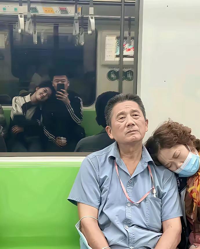 原来爱情的姿势，从年轻到白头都没变过😂镜子里：小情侣腻歪镜子外：老夫妻同