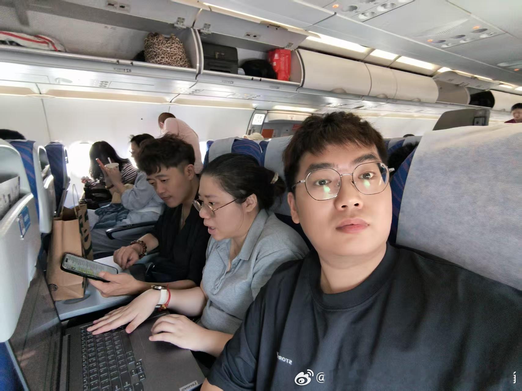 和李白在起飞前的最后一刻还在修改国外影迷的住宿日期回传酒店。以及，爱美自拍的鹏鹏