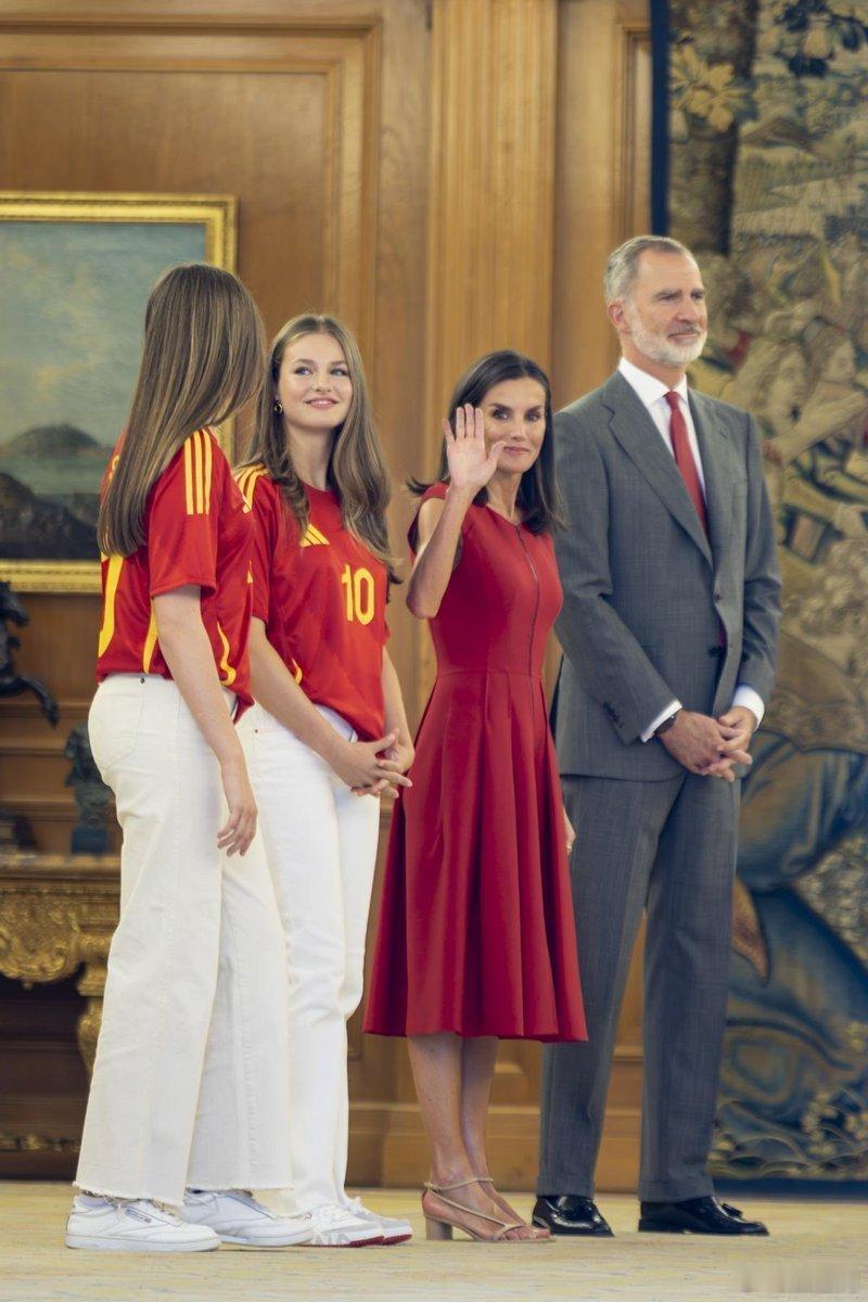 西班牙王室🇪🇸16年的等待国家元首夫妇、莱昂诺尔公主、索菲亚公主、桑切斯首