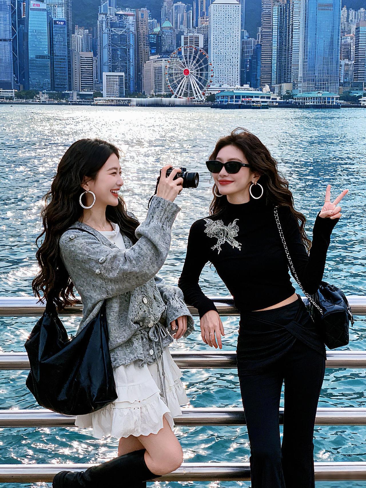 水天一色映双娇