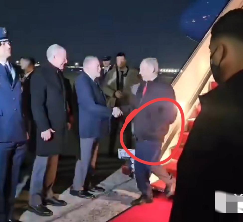 内塔尼亚胡抵达美国，下飞机时单手插兜，与美方接机人员握手，敢这么对美国的，也只有