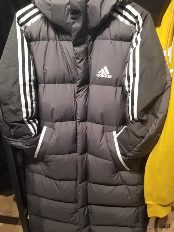 阿迪达斯羽绒服被曝光由雪中飞代工。俗话说一分价钱一分货，二者虽出自同一条生产线，