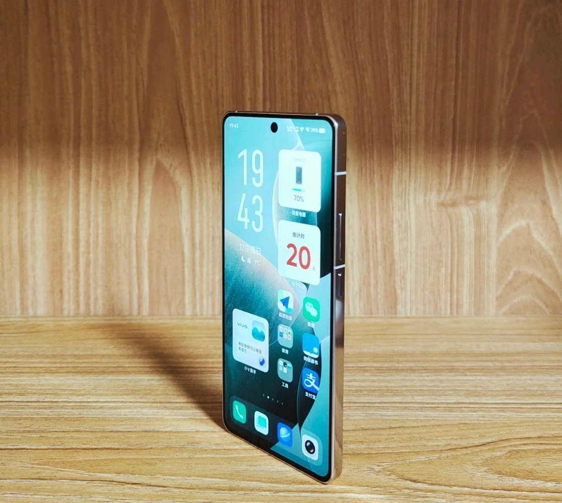 今年最盼的中端性能机绝对是iQOONeo12！上代Neo11“一杯即满配”真的