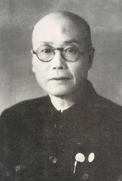 1946年，地下党员吴群敢前往指定地点接头，突然发现对方是国军中将，大惊之下脱口